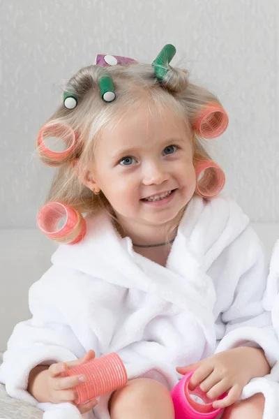 Dziewczyna Blonde Lokówki Jej Włosy Dziewczynka Białym Płaszczu Spinki Włosów — Zdjęcie stockowe