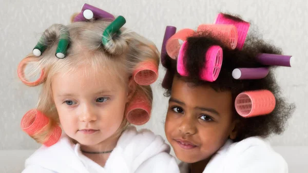 Małe Dziewczynki Różnej Narodowości Białych Płaszczach Lokówki Przyjaciółmi Dziewczyny Razem — Zdjęcie stockowe