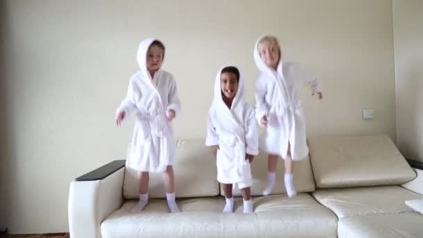 Les Enfants Manteaux Blancs Potentats Sur Tête Jouent Trois Filles — Video