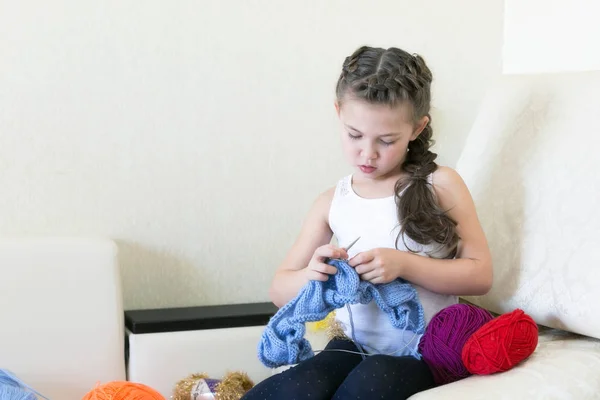 Muchacha Teje Con Labor Punto Hilo Una Niña Aprende Tejer — Foto de Stock