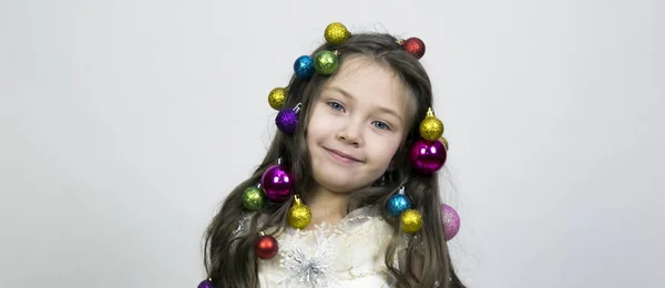 Mädchen Mit Weihnachtsschmuck Haar Kleine Schöne Mädchen Geflochten Weihnachtsbaumschmuck Ihr — Stockfoto