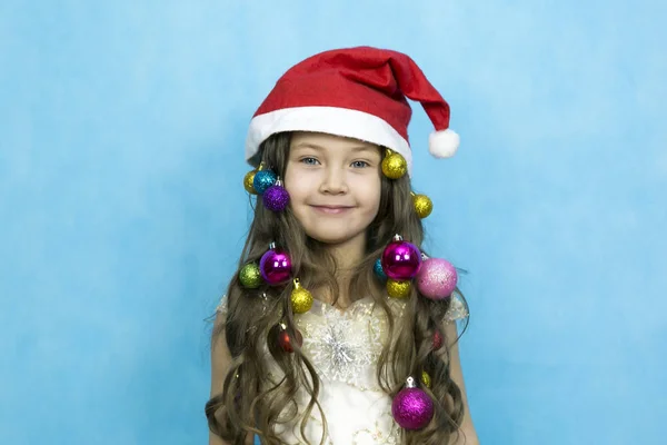 Dívka Vánoční Ozdoby Vlasů Krásná Holčička Pletené Vánoční Ozdoby Vlasech — Stock fotografie