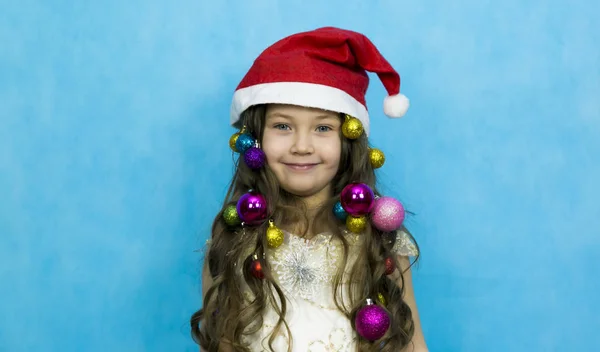 Dívka Vánoční Ozdoby Vlasů Krásná Holčička Pletené Vánoční Ozdoby Vlasech — Stock fotografie