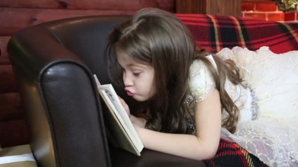 Ragazza Che Legge Libro Sdraiata Sul Divano Una Bambina Con — Video Stock