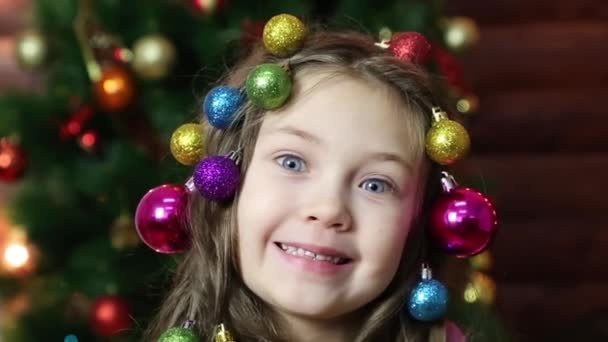 Girl Christmas Decorations Her Hair Little Beautiful Girl Braided Christmas — Stock Video