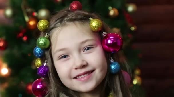 Noel Süslemeleri Saçında Kızla Küçük Güzel Kız Yılbaşı Ağacı Süsleri — Stok video