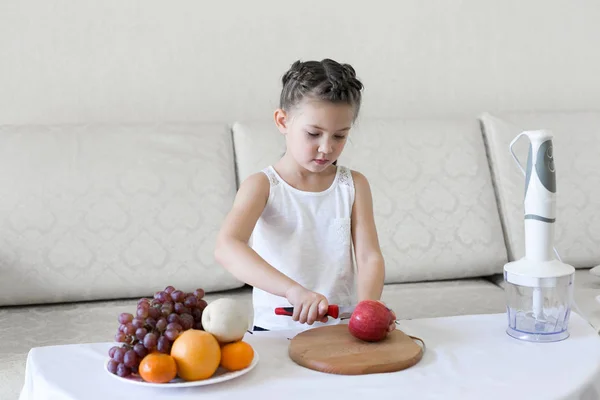 Niño Corta Manzanas Con Cuchillo Chica Corta Con Cuchillo Fruta — Foto de Stock