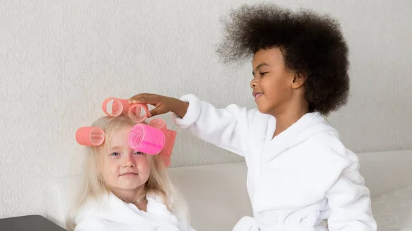 Chica Negra Cuelga Rulos Pelo Amigo Afro Americana Mujer Sujeta — Foto de Stock