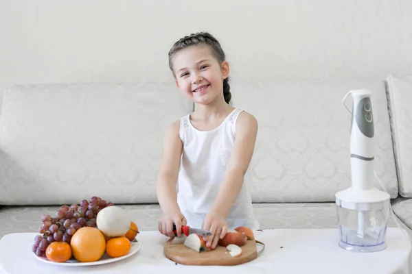 Niño Corta Manzanas Con Cuchillo Chica Corta Con Cuchillo Fruta — Foto de Stock