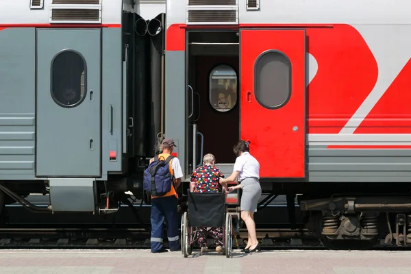 Transportation Disabled People Railway Cars Employees Railway Station Help Disabled — Stock Photo, Image