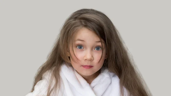 Menina Surpresa Com Casaco Branco Menina Anos Idade Com Cabelo — Fotografia de Stock