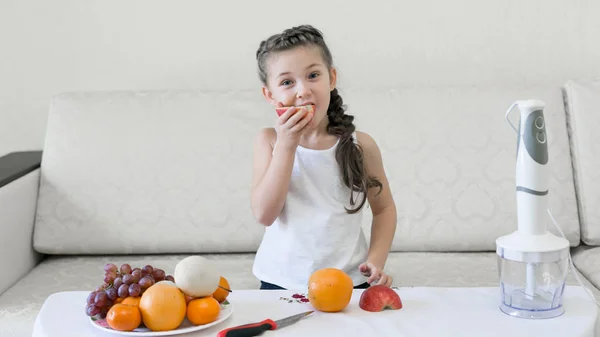 Una Chica Con Pelo Largo Come Una Manzana Niña Con — Foto de Stock