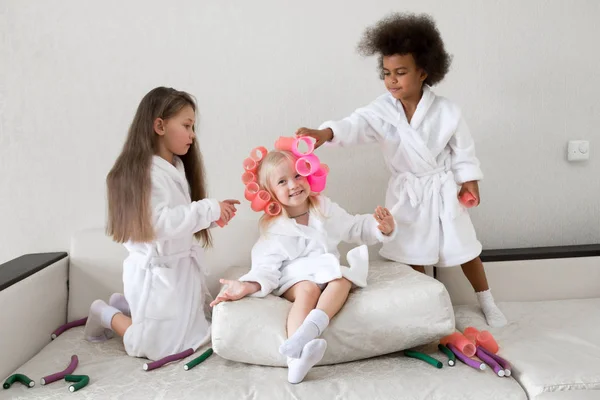 Las Niñas Juegan Con Rulos Horquillas Chicas Novias Batas Blancas — Foto de Stock