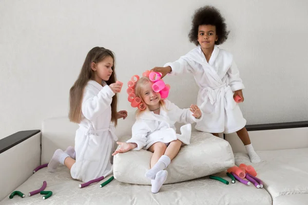 Las Niñas Juegan Con Rulos Horquillas Chicas Novias Batas Blancas — Foto de Stock