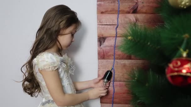 Menina Desaperta Lâmpada Elétrica Base Little Menina Vestido Branco Desaperta — Vídeo de Stock