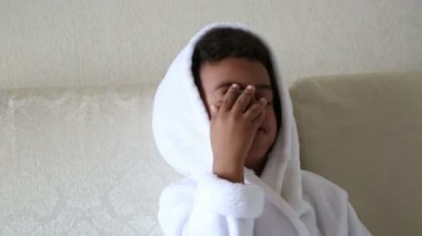 Salatalık onların yüzündeki güzellik salonuyla genç çocuklarda. Salatalık onların yüzünde beyaz ceket ve havlu kafa eder kızlar beslenir.