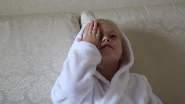 Niños Pequeños Salón Belleza Con Pepinos Cara Las Niñas Con — Vídeos de Stock