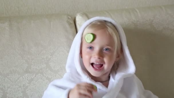 Kleine Kinder Schönheitssalon Mit Gurken Gesicht Mädchen Weißen Mänteln Und — Stockvideo