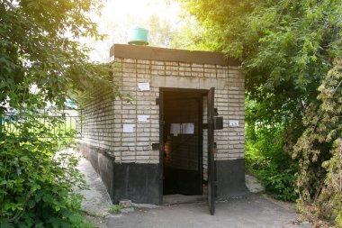 Turistik bir sırt çantası içinde şeyler koyar. Eski Sovyet bomba sığınak koruma atom bombası.