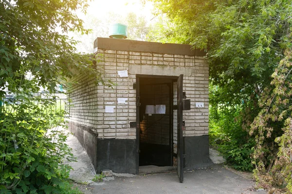 Turistik bir sırt çantası içinde şeyler koyar. Eski Sovyet bomba sığınak koruma atom bombası.