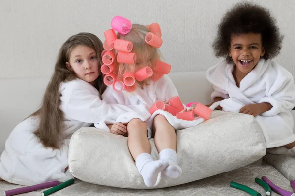 Küçük kızlar saç curlers burgu.