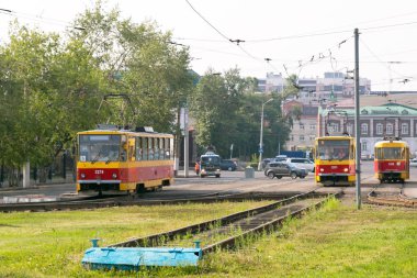 Kentsel ulaşım yolcu taşıyan. Tramvay şehrin çevresinde yaz aylarında güneşli bir günde rides.