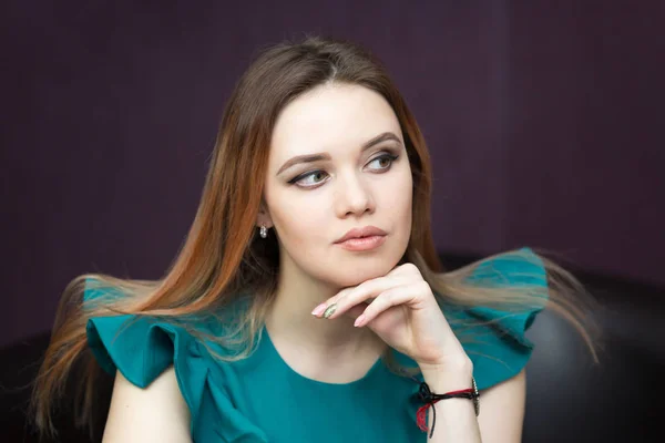 Retrato de una chica en un vestido verde . — Foto de Stock