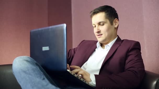 Jovem Empresário Sucesso Com Laptop Mão Homem Bonito Com Cabelo — Vídeo de Stock