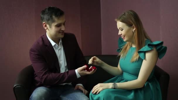Człowiek Sprawia Wniosek Dziewczyną Zawarcia Małżeństwa Człowiek Daje Kobiecie Obrączkę — Wideo stockowe