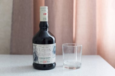 Orenburg, Rusya Federasyonu, 02.15.2019 bir şişe viski Lewis Clark.Editorial