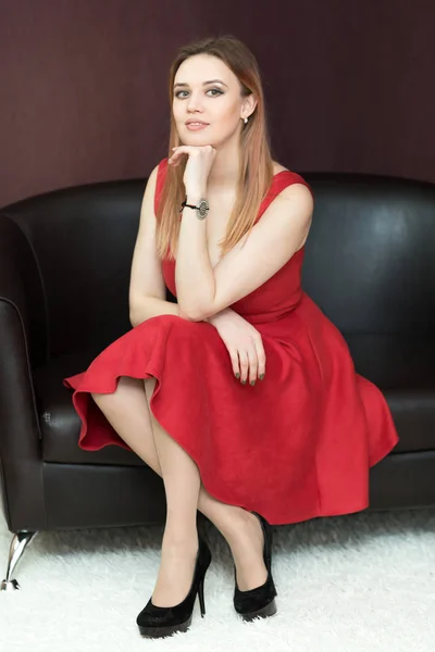 Giovane ragazza con grandi seni in un vestito rosso . — Foto Stock