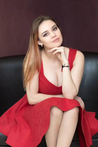 Chica joven con grandes pechos en un vestido rojo . — Foto de Stock