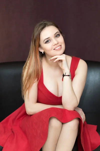 Chica joven con grandes pechos en un vestido rojo . — Foto de Stock