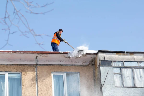 Ciudad Yasny Rusia Febrero 2019 Trabajador Limpia Techo Edificio Varios — Foto de Stock