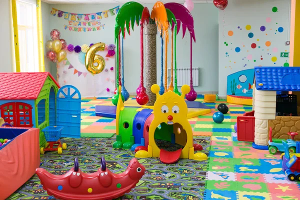 Şehir Yasny, Rusya Federasyonu, 13 Ocak 2019. Çocuk eğlence oyun odası. Yazı işleri. Büyük bir alışveriş merkezinde çocuk oynamak için bir yer. Yazı işleri.