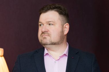 Tam adam sakal ve göbek.