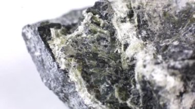 Mineral asbest makro video. Zararlı, tehlikeli minral. Asbest lifleri taş yakın çekim.