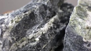 Mineral asbest makro video. Zararlı, tehlikeli minral. Asbest lifleri taş yakın çekim.