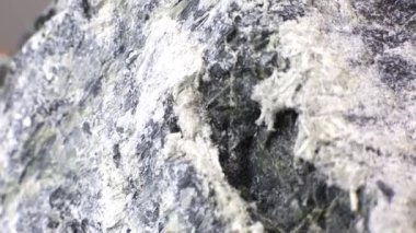 Mineral asbest makro video. Zararlı, tehlikeli minral. Asbest lifleri taş yakın çekim.