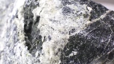 Mineral asbest makro video. Zararlı, tehlikeli minral. Asbest lifleri taş yakın çekim.