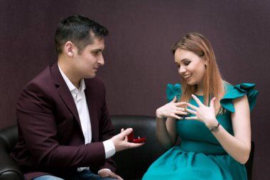 Aşık bir adam onun gelin bir alyans verir. Erkek ve kadın yeni bir aile oluşturmak.