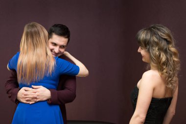 İki arkadaş pay bir adam. Kız genç bir adamın başka bir kadın için kıskanıyor.