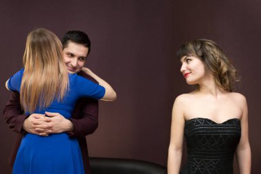 İki arkadaş pay bir adam. Kız genç bir adamın başka bir kadın için kıskanıyor.