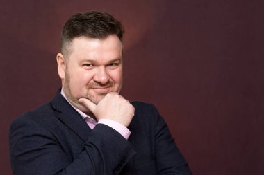 Orta yaşlı bir adam, büyük bir portre.