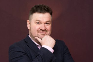 Orta yaşlı bir adam, büyük bir portre.