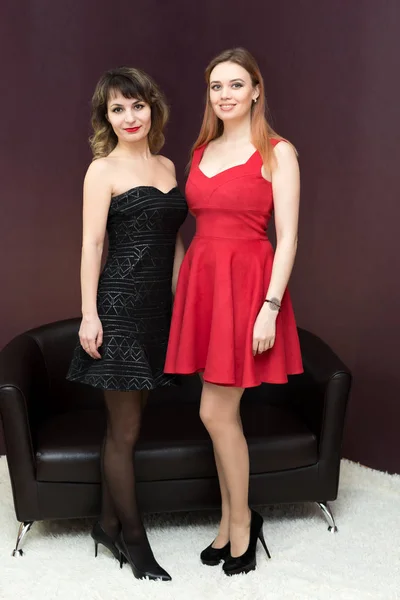 Two Girls Red Black Dress Apartment Dark Background Best Friends — Stock Photo, Image