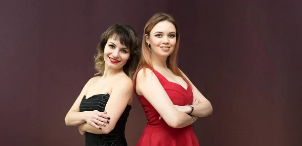 Two Girls Red Black Dress Apartment Dark Background Best Friends — Stock Photo, Image