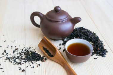 Çay töreni ayarla ve ahşap arka plan yemekleri çay ve siyah çay siyah aromalı çay masanın üzerine serpilir .