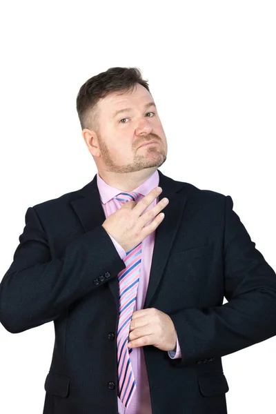 Ένας άνθρωπος σε ένα αυστηρό κοστούμι ισιώνει τη γραβάτα του. — Φωτογραφία Αρχείου