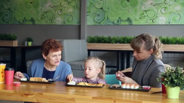 Almoço Café Três Mulheres Diferentes Idades Filha Avó Neta Comer — Vídeo de Stock